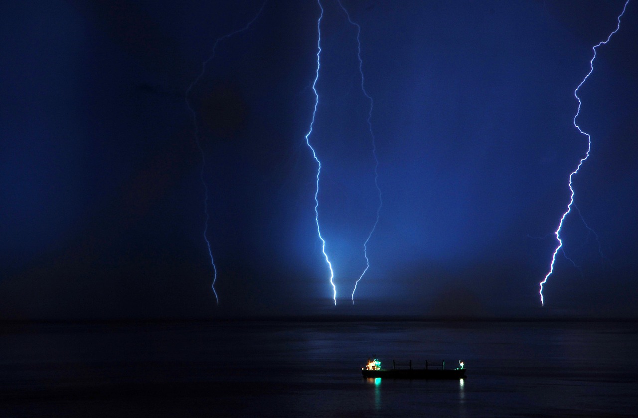Ponniyin Selvan Son of Cauvery Lightning Sea img src pixabay